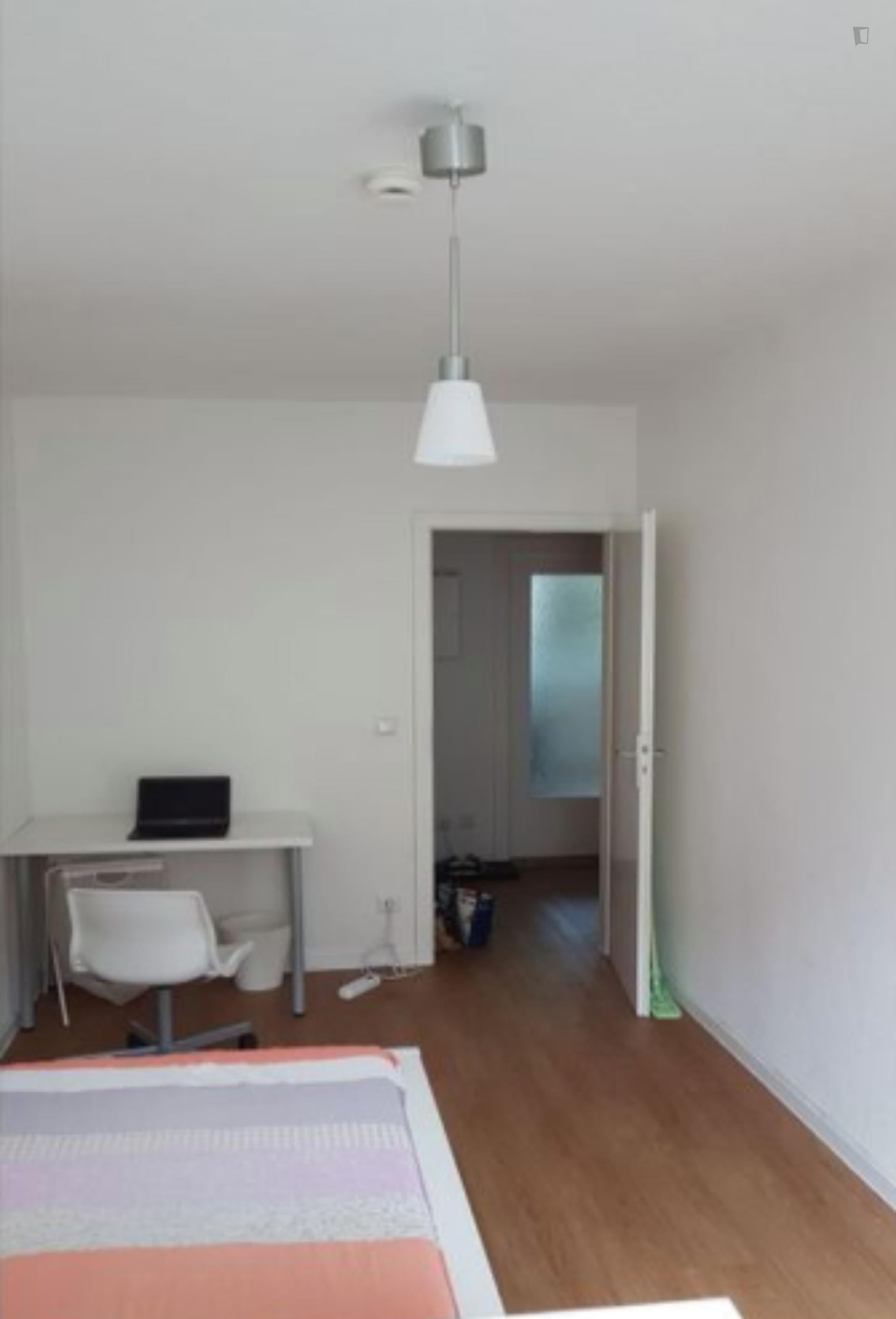 Cozy single bedroom in a 3-bedroom apartment near U Hagenbecks Tierpark metro station
