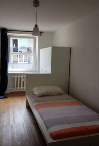 Cozy single bedroom in a 3-bedroom apartment near U Hagenbecks Tierpark metro station