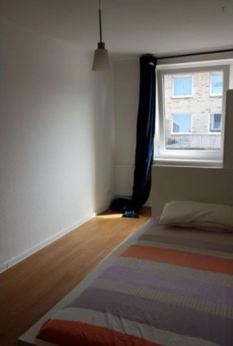 Cozy single bedroom in a 3-bedroom apartment near U Hagenbecks Tierpark metro station