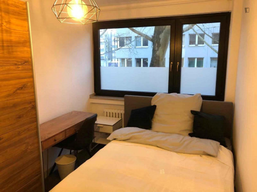 Spacious single bedroom near Barbarossaplatz 