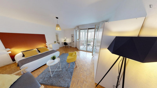 Exquisite double bedroom with balcony in Villette Gare