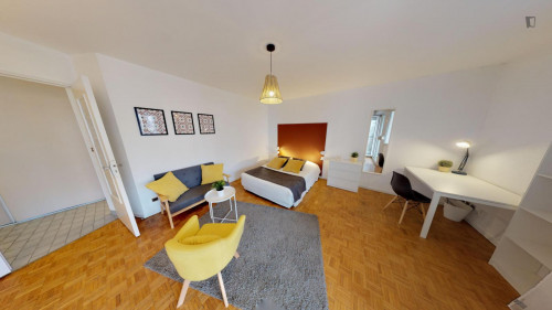 Exquisite double bedroom with balcony in Villette Gare