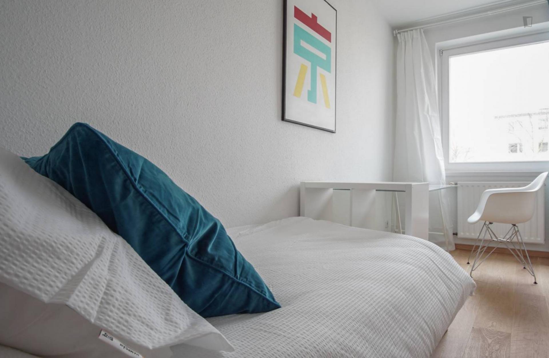 Lovely single bedroom in great area
