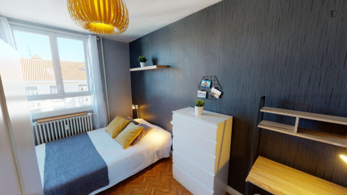 Comfortable double bedroom in Gambetta