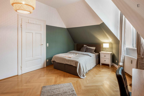 Neat double bedroom near St. Peter's Church