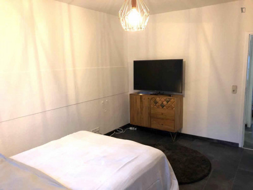 Cosy single bedroom near Barbarossaplatz
