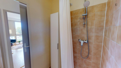 Inviting double bedroom in Antigone - Gallery - 8