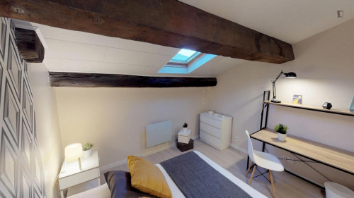 Lush double bedroom in Gambetta