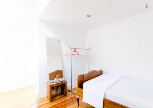 Pleasant single bedroom in a student house, in Avenida da Liberdade area