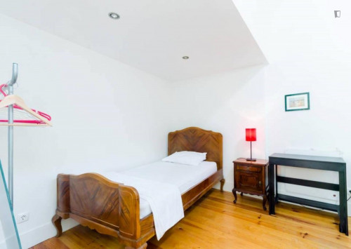 Pleasant single bedroom in a student house, in Avenida da Liberdade area
