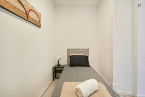 Shiny single bedroom in Arroios
