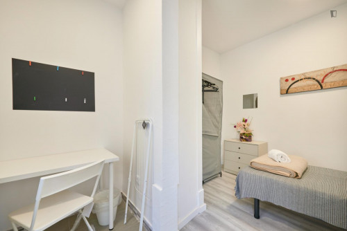 Shiny single bedroom in Arroios