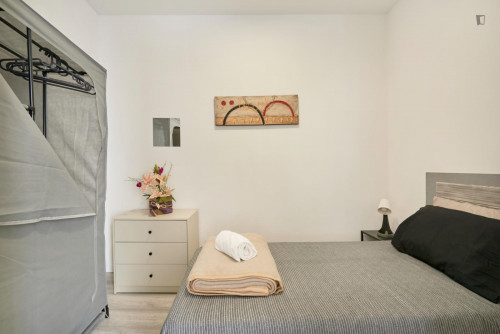 Shiny single bedroom in Arroios