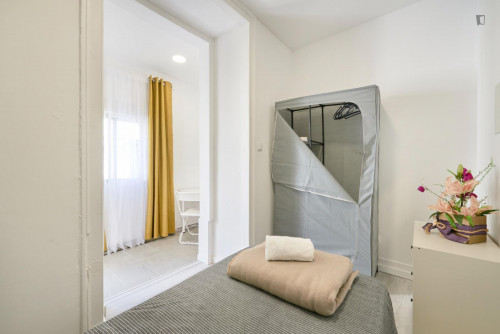 Shiny single bedroom in Arroios