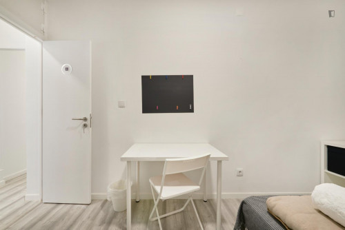 Snug single bedroom near the Alameda metro