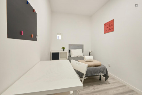 Snug single bedroom near the Alameda metro