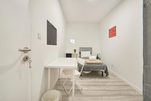 Snug single bedroom near the Alameda metro