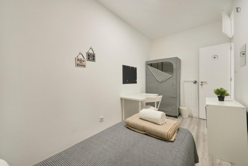 Welcoming single bedroom in a 7-bedroom flat, in Arroios