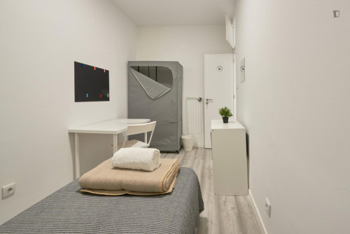 Welcoming single bedroom in a 7-bedroom flat, in Arroios - Gallery - 6