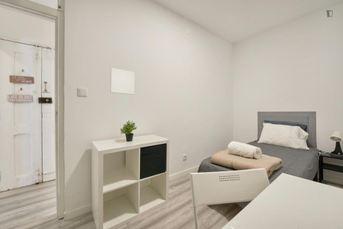 Welcoming single bedroom in a 7-bedroom flat, in Arroios