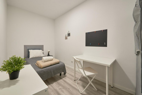 Welcoming single bedroom in a 7-bedroom flat, in Arroios