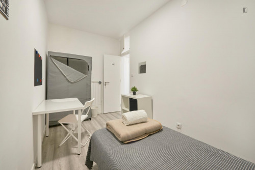 Welcoming single bedroom in a 7-bedroom flat, in Arroios - Gallery - 5