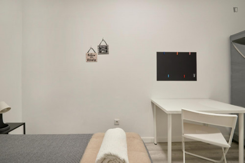 Welcoming single bedroom in a 7-bedroom flat, in Arroios - Gallery - 8
