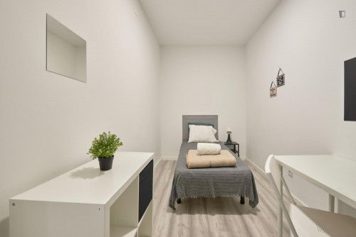Welcoming single bedroom in a 7-bedroom flat, in Arroios