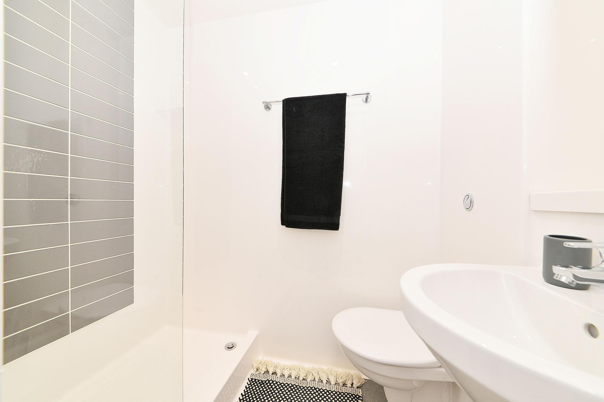  Silver En-Suite  -  Plymouth Cross House  - Gallery -  13