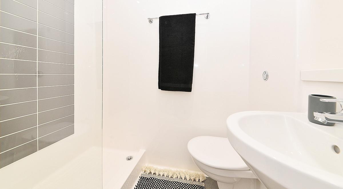 Silver En-Suite - Plymouth Cross House - Gallery - 1