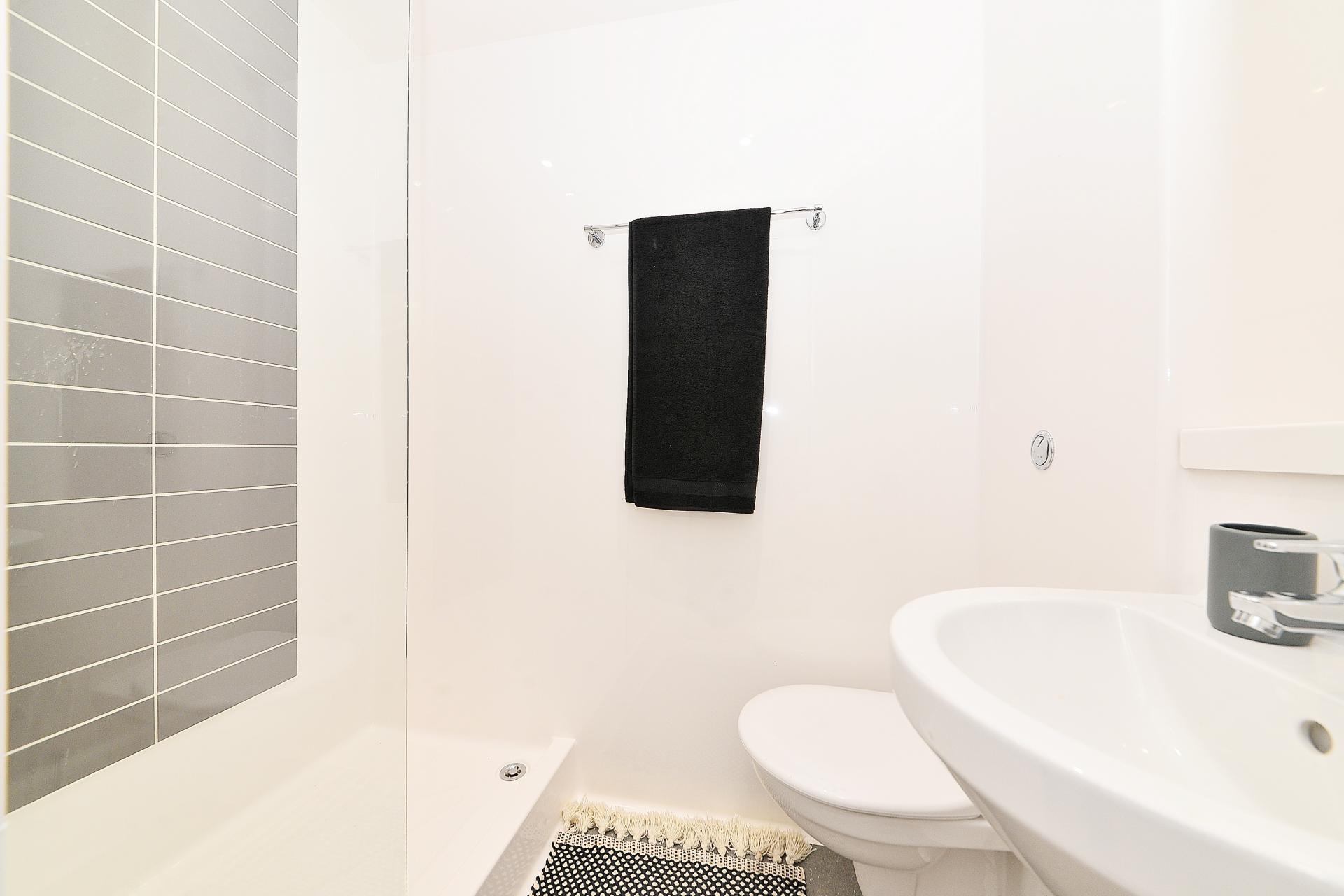  Silver En-Suite  -  Plymouth Cross House  - Gallery -  14