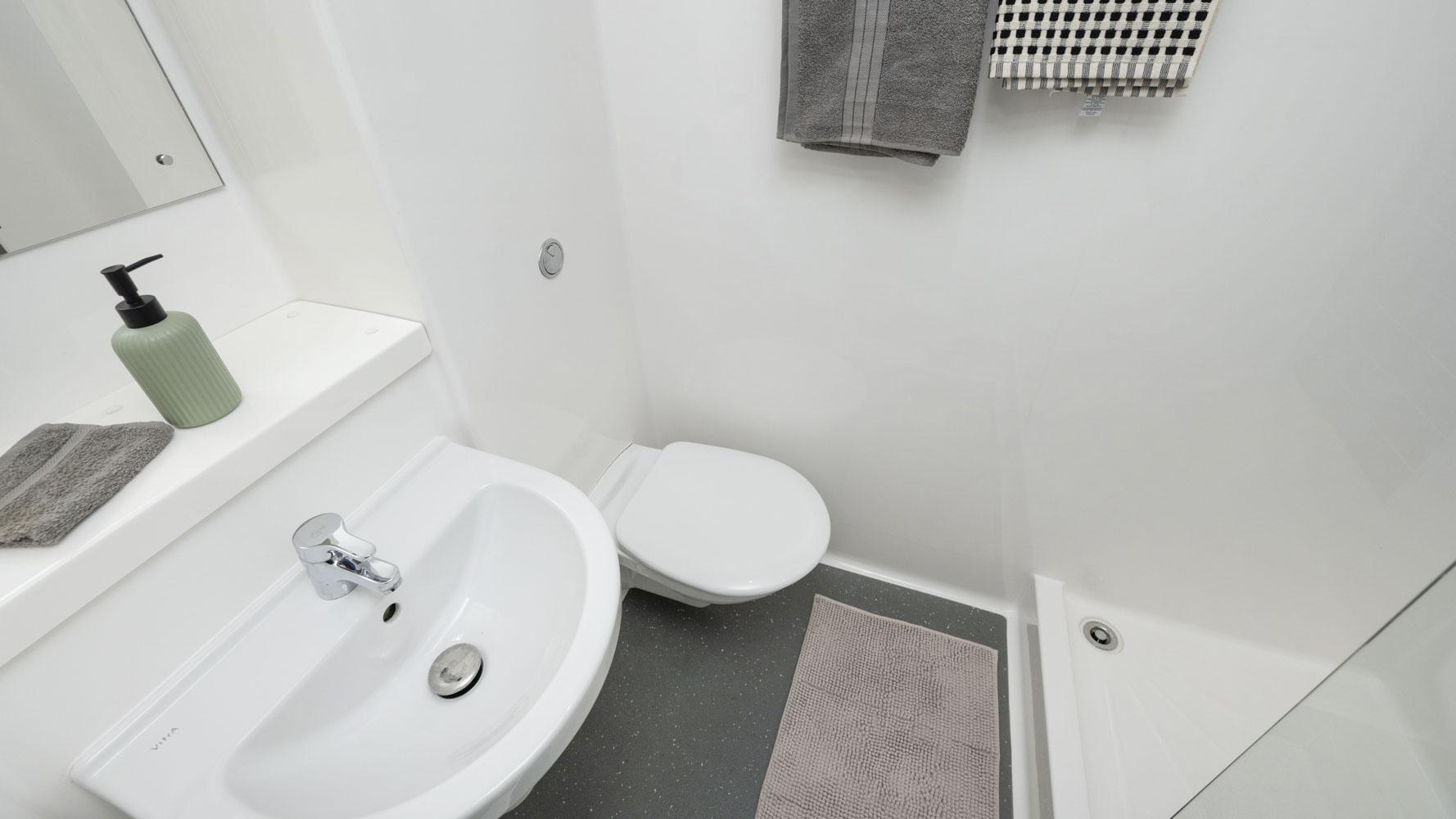 Gold En-Suite - 9