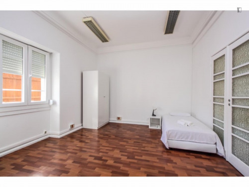 Single or Double bedroom next to IST ref 6210