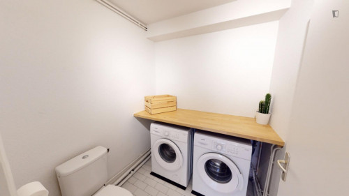 Stunning double bedroom in a 5-bedroom apartment near Place D'Youville