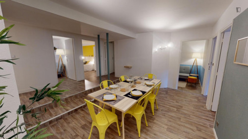Stunning double bedroom in a 5-bedroom apartment near Place D'Youville