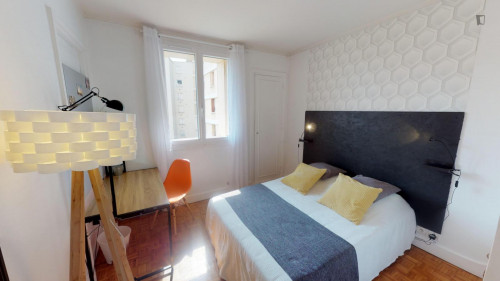 Appealing double bedroom in a student flat, in Prince–Marmottan
