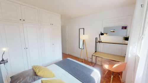 Appealing double bedroom in a student flat, in Prince–Marmottan