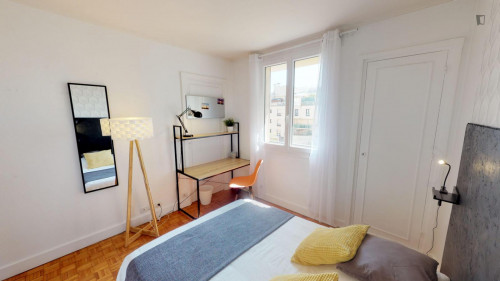Appealing double bedroom in a student flat, in Prince–Marmottan