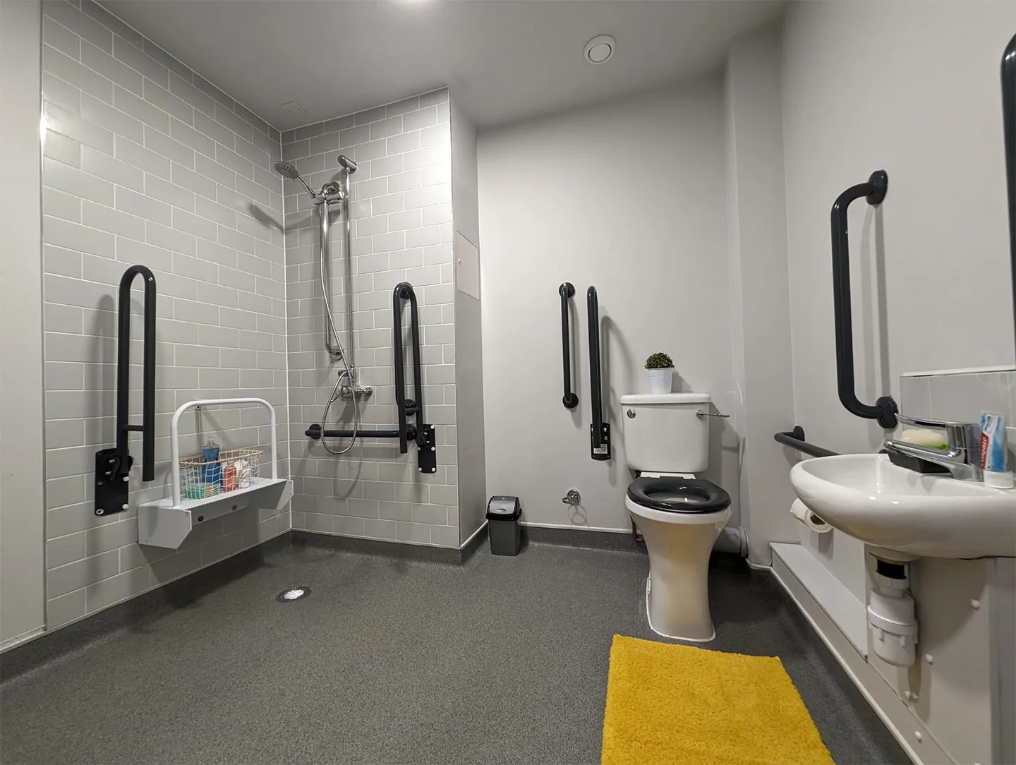  Accessible En-Suite  -  Kaplan Living Brighton  - Gallery -  3