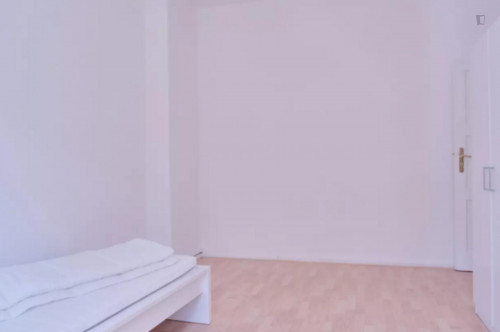 Cool single bedroom in a 3-bedroom apartment near U Grenzallee (Berlin) transport stop - Gallery - 11