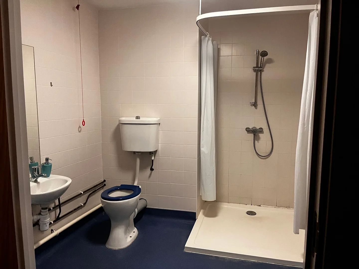 Ensuite With Wet Room - Kaplan Living Bournemouth - Gallery - 3