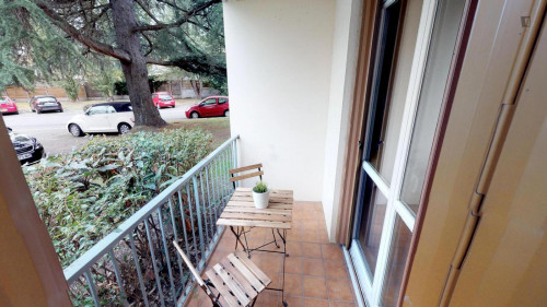 Comfy double bedroom with balcony in a 4-bedroom apartment in Bourrassol