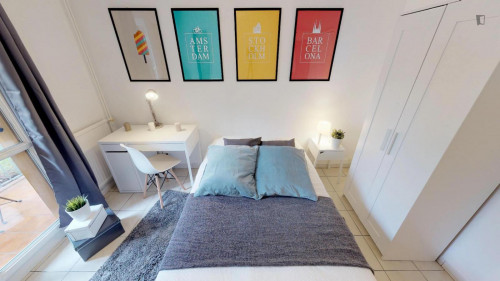 Comfy double bedroom with balcony in a 4-bedroom apartment in Bourrassol