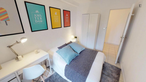 Comfy double bedroom with balcony in a 4-bedroom apartment in Bourrassol