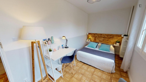 Cool double bedroom in a 4-bedroom apartment near Universidad de Toulouse I Capitole