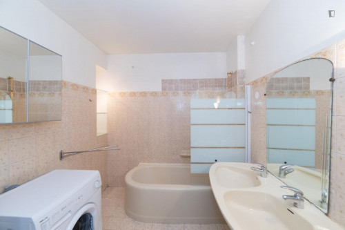 Gorgeous double bedroom with balcony in Compans - Gallery - 11