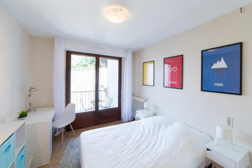 Tasteful double bedroom with balcony in Compans