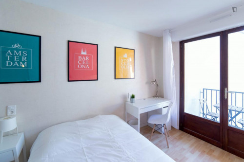 Delightful double bedroom in Compans