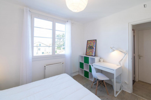 Luminous double bedroom in a 4-bedroom apartment near Saint Agne-SNCF transport station  - Gallery -  5