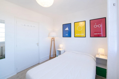 Luminous double bedroom in a 4-bedroom apartment near Saint Agne-SNCF transport station